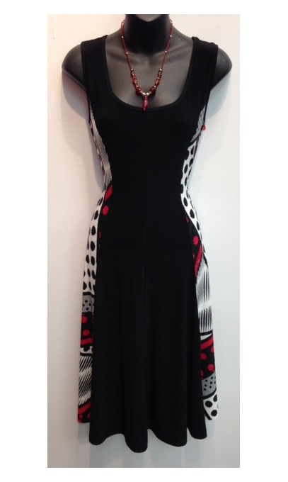 Robe noir de la collection Mode actuelle Gitane avec panneau coloré rouge,gris & blanc sur le coté de ligne a qui amincit 